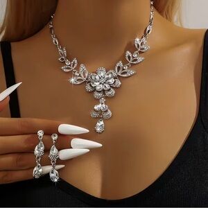 🌸 NEW Sparkling Elegant Silver Floral Necklace and Earring Set 🌸